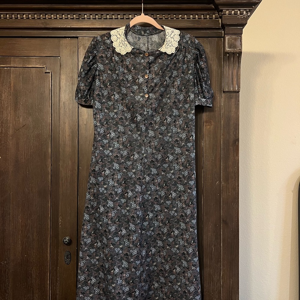 Vintage ~ Floral Black Dress with Lace Collar ~ medium/large